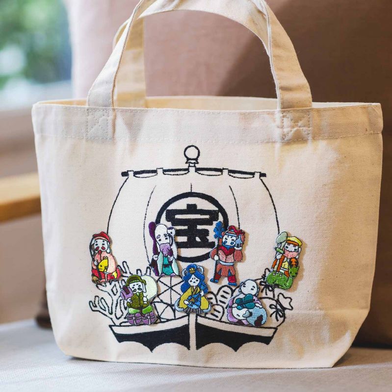 ペタッと貼って開運祈願！　七福神の刺しゅうシールワッペン
