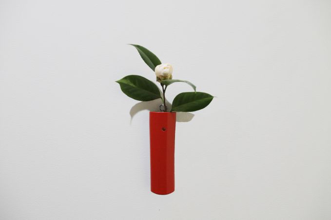 日本刀の白鞘を花器に見立てたプロダクト「古白鞘花器」