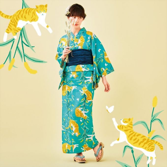 ねこじゃらしの草原で遊ぶ茶トラ猫とちょうちょの浴衣