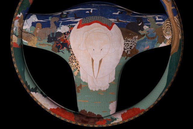 「鳥獣花木図屏風」漆ステアリング