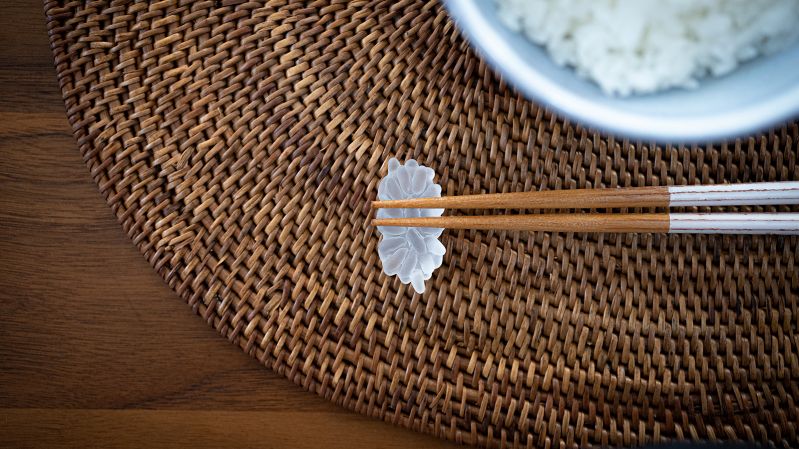 ガラス職人の手による一点物の高級箸置き「うかのまい」