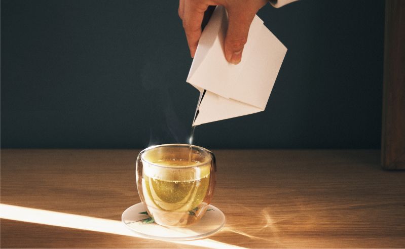 紙の急須と茶の葉